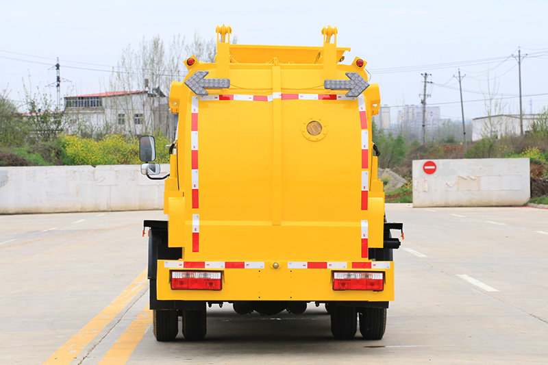 東風(fēng)小多利卡餐廚垃圾車 6方-方罐