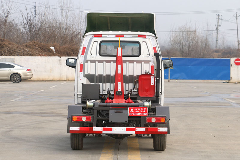 東風(fēng)小霸王勾臂垃圾車 3方生活垃圾箱