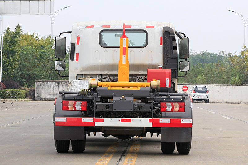 東風(fēng)柳汽- L2勾臂套臂垃圾車-可上藍(lán)牌 6方生活垃圾箱 建筑垃圾箱