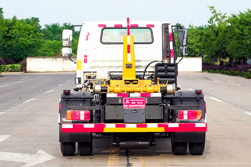 凱馬套臂垃圾車 5方生活垃圾箱