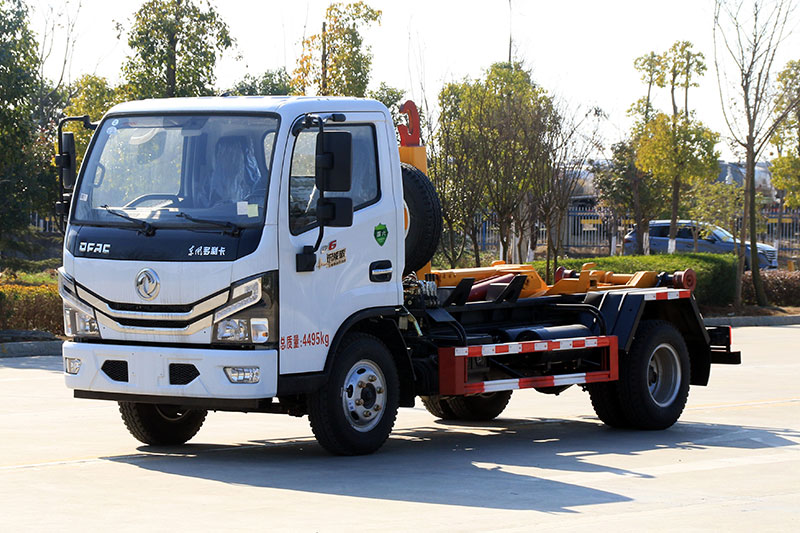 東風(fēng)小多利卡3308軸距（黃牌）勾臂垃圾車(chē) 5方