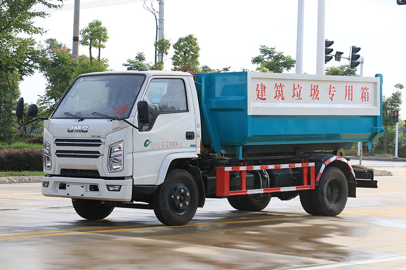 江鈴順達3360軸距勾臂垃圾車（選裝套臂） 5方生活垃圾箱 建筑垃圾箱