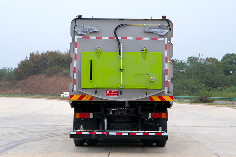 東風(fēng)天龍洗掃車   10垃圾箱  12方清水箱